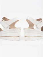 Výborné bílé dámské  sandály na klínku