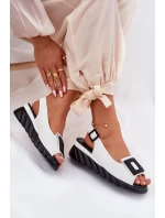 Kožené dámské sandály na klínu s ozdobou Artiker 56C2157 bílé Kožené dámské sandály na klínu s ozdobou Artiker 56C2157 bílé