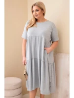 Dámské bavlněné šaty Plus Size s krátkým rukávem a volánem šedý melír Dámské bavlněné šaty Plus Size s krátkým rukávem a volánem šedý melír