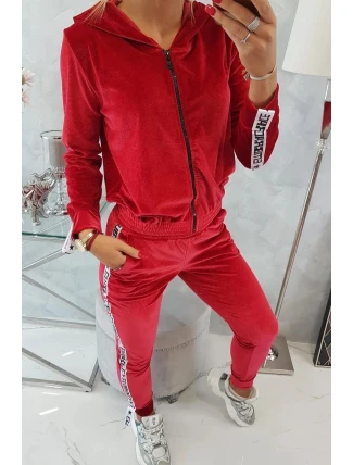 Velurová souprava s ozdobnými stuhami červená