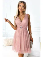 525-2 OLGA tylové šaty s výstřihem a ozdobnou sponou - BRUCE PINK