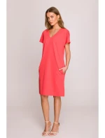 S392 Šaty uvolněného střihu s výstřihem do V - korálová barva S392 Šaty uvolněného střihu s výstřihem do V - korálová barva