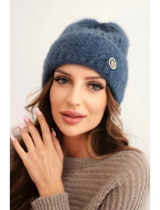 Dámská zimní čepice z huňaté pleteniny a s elegantním knoflíkem modrá