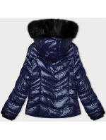 Krátká prošívaná dámská zimní bunda ve švestkové barvě s kapucí J Style (58M23068-4) Krátká prošívaná dámská zimní bunda ve švestkové barvě s kapucí J Style (58M23068-4)