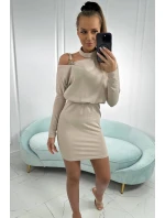 Šaty s ozdobou na rameni béžové barvy Šaty s ozdobou na rameni béžové barvy