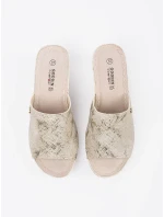 Pěkné dámské  nazouváky Taupe na klínku