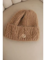 Dámská zimní čepice z huňaté příze a s elegantním knoflíkem camelová