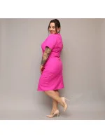 Dámské přeložené obálkové šaty ve fuchsijové barvě v délce ke kolenům (743) Dámské přeložené obálkové šaty ve fuchsijové barvě v délce ke kolenům (743)