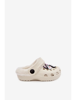 Dětské pěnové pantofle zateplené kožíškem s ozdobnými připínkami – krémové