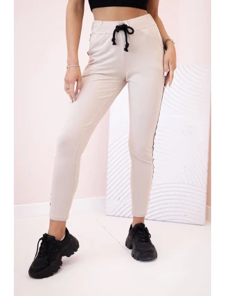 Dámské teplákové kalhoty s lampasem a šňůrkou v pase béžové Dámské teplákové kalhoty s lampasem a šňůrkou v pase béžové