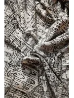 Teplý dámský přehoz s kapucí, kapsami a vzorem "město" model 6376504