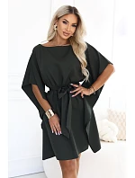 287-46 SOFIA Dámské šaty typu „motýl“ s vázáním v pase – tmavě khaki 287-46 SOFIA Dámské šaty typu „motýl“ s vázáním v pase – tmavě khaki