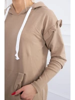 Šaty s ozdobnými volánky a kapucí camel