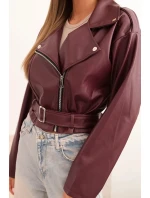 Dámská krátká bunda z eko kůže s páskem a límcem bordová