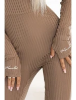 619-1 Pohodlný a elegantní žebrovaný dámský overal s výstřihem - moka pěna 619-1 Pohodlný a elegantní žebrovaný dámský overal s výstřihem - moka pěna