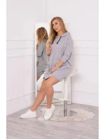 Šedé šaty s kapucí