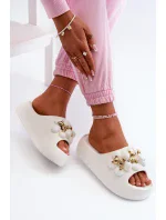 Dámské pěnové pantofle s ozdobami na silné podrážce, bílá Bremavia Dámské pěnové pantofle s ozdobami na silné podrážce, bílá Bremavia
