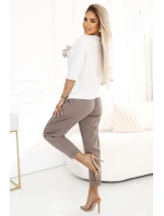 592-1 Pohodlná halenka s květinovou aplikací na rameni - ECRU 592-1 Pohodlná halenka s květinovou aplikací na rameni - ECRU