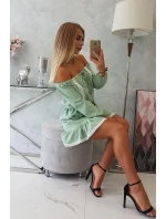 Šaty s odhalenými rameny a krajkou světle zelené barvy Šaty s odhalenými rameny a krajkou světle zelené barvy