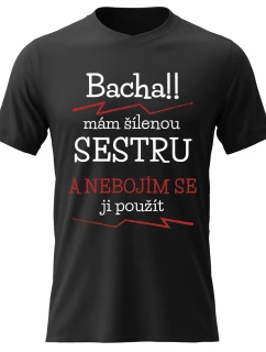 Pánské bavlněné tričko s potiskem - MÁM ŠÍLENOU SESTRU - černé