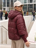 Krátká dámská prošívaná bunda s kapucí v bordové barvě FashionStreet TY5763