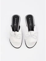 Stylové dámské  nazouváky bílé na plochém podpatku