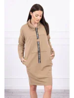 Velbloudí šaty s kravatou Velbloudí šaty s kravatou