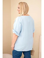 Dámská viskózová halenka Plus Size s krátkým rukávem a ozdobným šátkem modrá Dámská viskózová halenka Plus Size s krátkým rukávem a ozdobným šátkem modrá