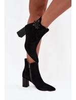 Semišové dámské boty na sloupkovém podpatku s ozdobou D&A – černé