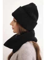 Dámská polarová souprava čepice a šála s ozdobnou nášivkou černý