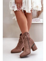 Zdobené dámské boty na podpatku z eko semiše hnědé S.Barski HY42-029 Zdobené dámské boty na podpatku z eko semiše hnědé S.Barski HY42-029