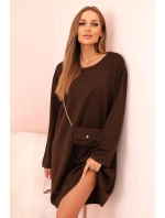 Dámské šaty volného střihu s kabelkou na řetízku IT-85 Tmavě fialová - K-Fashion