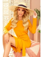 Dámské šaty v hořčicové barvě se širokým páskem pro zavazování 209-8 Dámské šaty v hořčicové barvě se širokým páskem pro zavazování 209-8