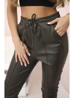 Dámské kalhoty z eko kůže s vázáním a rozparkem na nohavici khaki