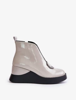 Lakované Kotníkové Boty Na Klínku Zateplené D&A Světle šedé