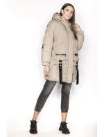 Dámská péřová bunda ve velbloudí barvě s ozdobnými páskami (AG2-J85) Dámská péřová bunda ve velbloudí barvě s ozdobnými páskami (AG2-J85)