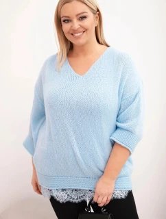 Dámský komplet svetr s výstřihem do V a viskózová blůza s krajkovým lemem modrý