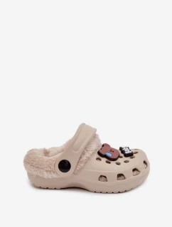 Dětské pěnové pantofle zateplené kožíškem s ozdobnými připínkami – khaki