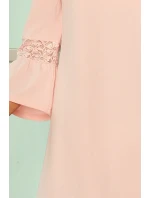 Dámské šaty v pastelově růžové barvě s krajkou na rukávech model 5917659 Dámské šaty v pastelově růžové barvě s krajkou na rukávech model 5917659
