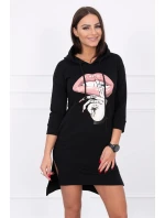 Šaty s delšími zády a barevným potiskem černé Šaty s delšími zády a barevným potiskem černé