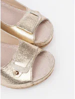 Klasické zlaté dámské  sandály na klínku