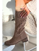 Ažurové dámské kozačky na klínu béžové Helinna Ažurové dámské kozačky na klínu béžové Helinna