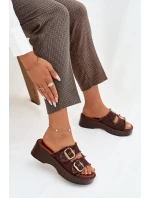 Dámské pantofle na platformě se zlatými sponami čokoládové Renelisse