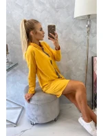 Hořčicové šaty s kravatou