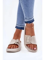 Dámské pěnové pantofle na platformě s přezkou – béžové