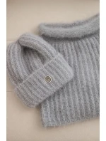 Dámská sada čepice a zimního šály nadýchaná s ozdobným emblémem tmavě šedá Dámská sada čepice a zimního šály nadýchaná s ozdobným emblémem tmavě šedá