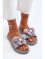 Dámské šedé sandály s ozdobou na nízké platformě Cedrella