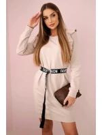 Dámské šaty s volánky a páskem béžový