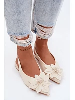 Dámské sandály na nízkém podpatku s dekorativním květem Jasnobeżowe Telivette
