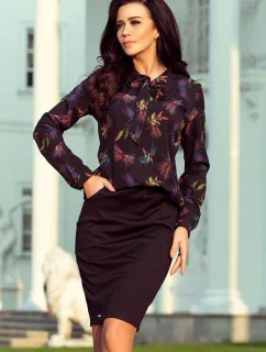 Dámská tmavě modrá halenka s vázáním ve přední části a se vzorem barevných vážek model 6356825